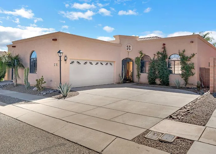 Holiday home Pristine Placita | Spa-like Oasis W/ Pool & Views Tucson