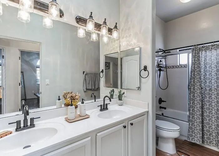 Holiday home Pristine Placita | Spa-like Oasis W/ Pool & Views Tucson