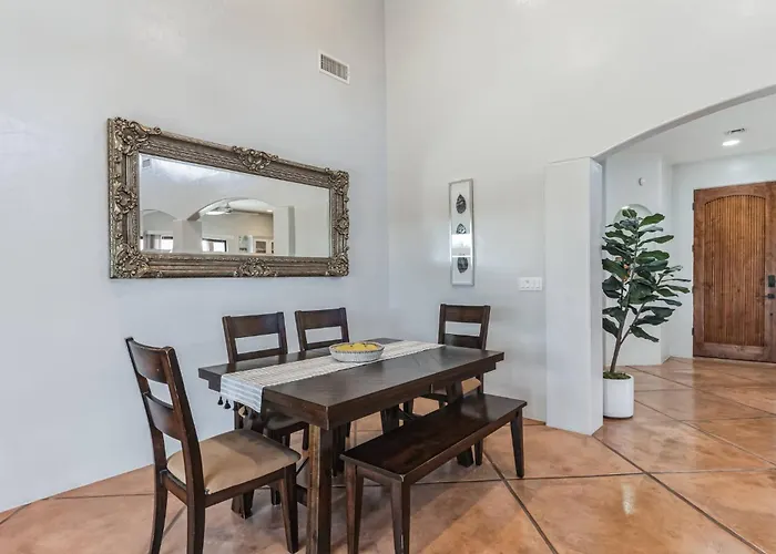 Holiday home Pristine Placita | Spa-like Oasis W/ Pool & Views Tucson