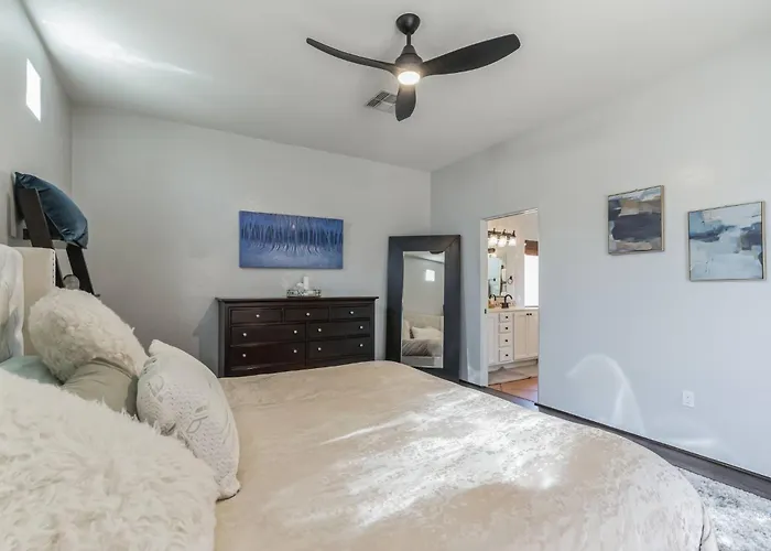 Holiday home Pristine Placita | Spa-like Oasis W/ Pool & Views Tucson