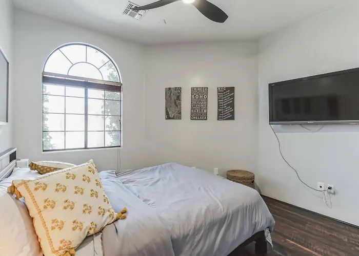Holiday home Pristine Placita | Spa-like Oasis W/ Pool & Views Tucson